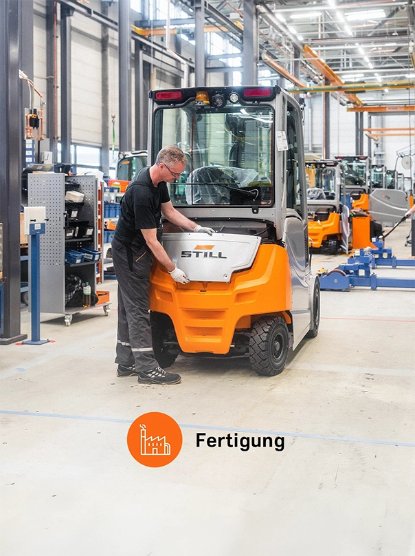 Ein Mitarbeiter montiert in einer Produktionshalle ein Teil am Heck eines orange-grauen STILL Gabelstaplers, dazu der Schriftzug „Fertigung“.