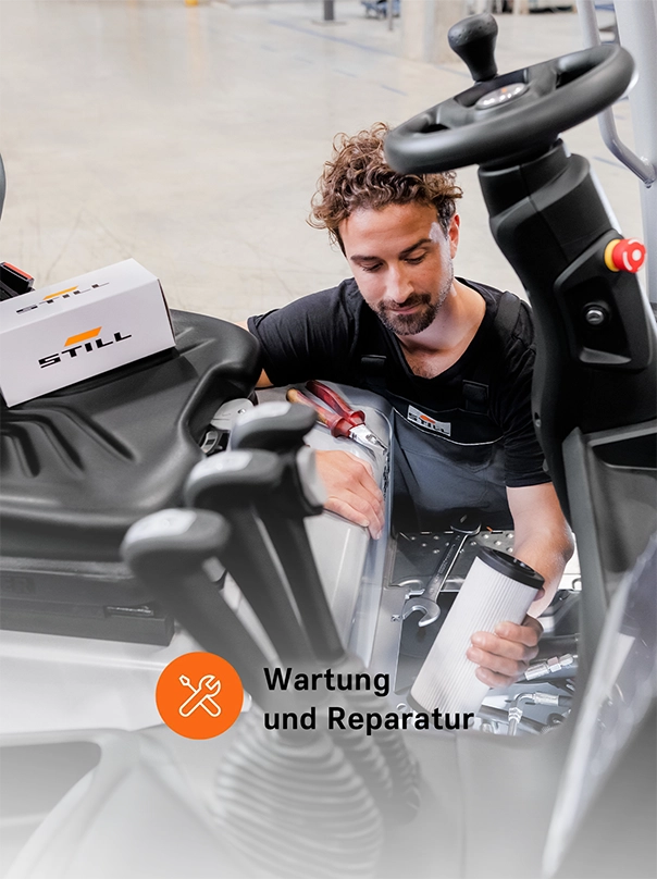 Ein STILL-Servicetechniker hält bei der Wartung eines Gabelstaplers eine Filterpatrone in der Hand, dazu der Schriftzug „Wartung und Reparatur“.